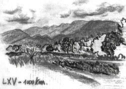 LXV - 1000 km (Luberon) Syndrome SGG - Au Sud de soi - Paysage au fusain d'une plaine et du Luberon réalisé par Léon