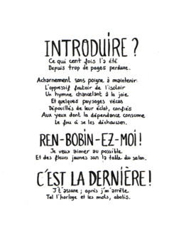 Des fleurs jaunes sur la table du salon